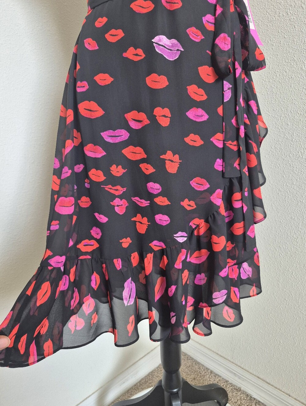 Betsey Johnson Red Kiss Lip Print Wrap Dress Size 12 Ruffle Cocktail party NWT - Picture 7 of 14